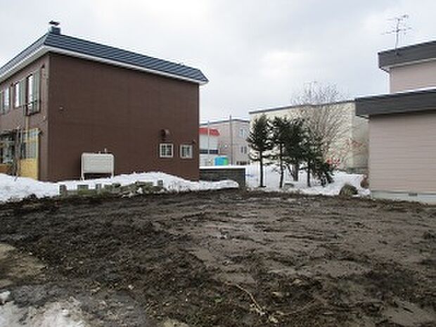 【区画全体】右から撮影：小学校が近く、子育て世帯におすすめ！（2026年3月撮影）