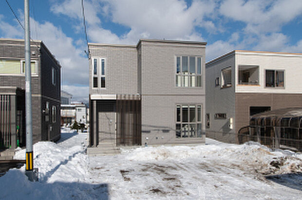 アクセントのブラウンの格子は家の中を見えにくくします(2026年1月撮影)