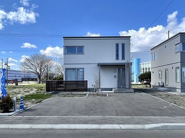 ホワイトの外壁にシルバーの窓サッシを合わせた外観(2025年4月撮影)