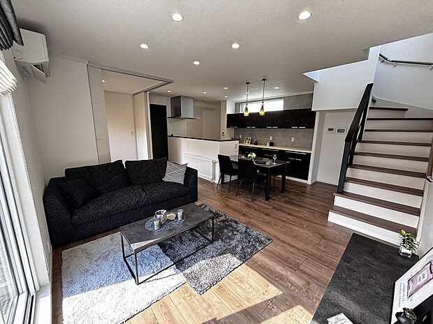 シンプルモダンで統一感のあるリビング（2025年9月撮影）