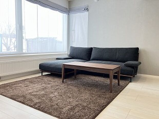 コーナー窓を設けた明るいリビング（2023年2月撮影）