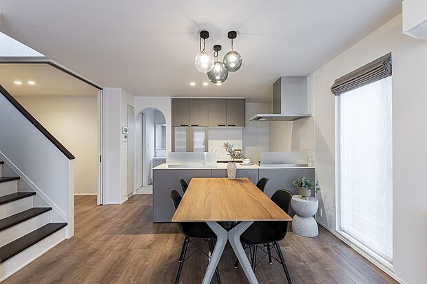 【No.9】4人がゆとりをもって掛けられるダイニングセット付き。自然と会話が弾みます（2025年11月撮影）