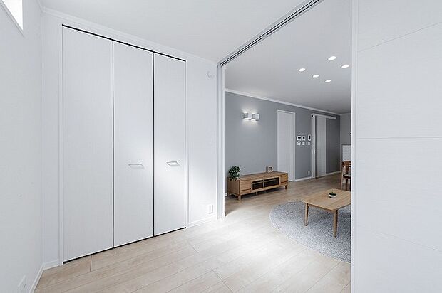 【1号棟】お子様の遊び場や客間としても使える洋室(2023年4月撮影)