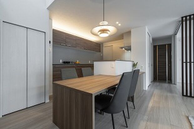 キッチンと横並びの造作ダイニング。ペンダントライトが目を引く空間（2025年2月撮影）