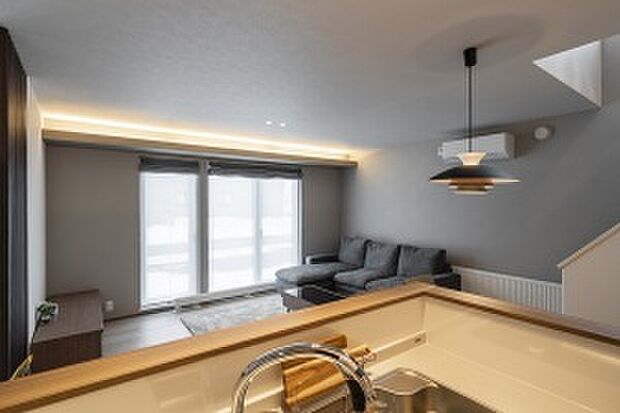 キッチンから見たリビング。目線が抜け、開放的です（2025年2月撮影）