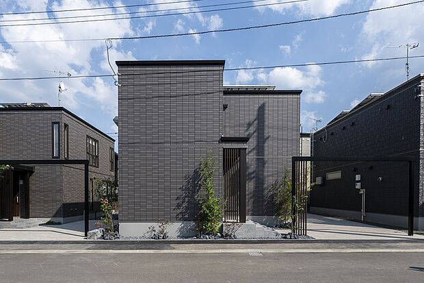 エクステリアはSEKISUI DESIGN WORKSが全面監修した自然の潤いを感じるデザイン(2025年6月撮影)