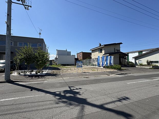 【左から撮影】間口が11mあり、お車2台を並列で駐車できます（2025年9月撮影）