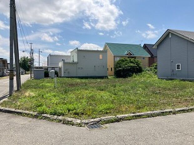 【区画1】北側から撮影:241.06m2(72.92坪)のゆとりの敷地(2025年7月撮影)