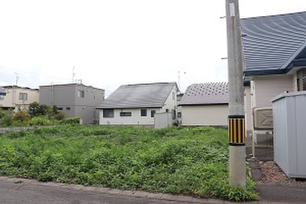 【区画2】右から撮影:イオン旭川春光店まで徒歩11分の嬉しい立地(2026年7月撮影)