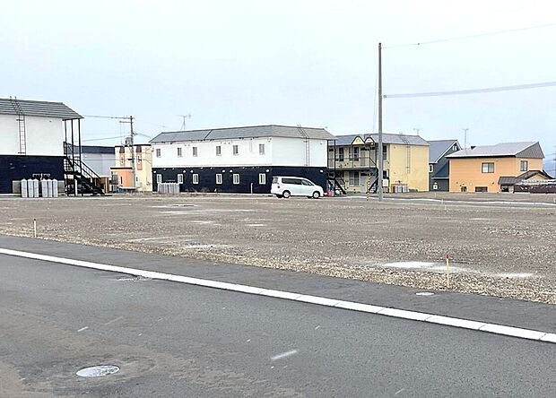 【右から撮影】コンビニや郵便局が徒歩圏内の嬉しい立地(2025年11月撮影)