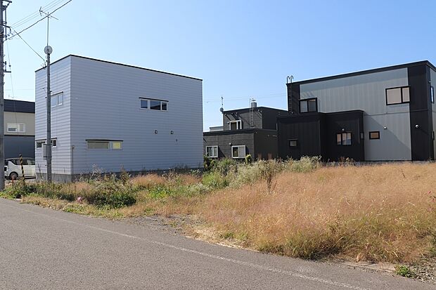 【右から撮影】徒歩圏内にお買い物施設が充実した住みやすい立地(2025年10月撮影)