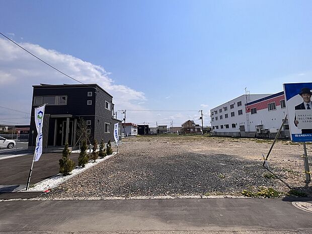 【区画3】間口が10ｍ以上なので車も並列2台駐車が可能です（2024年5月撮影）