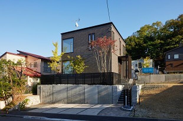 三角山の麓にふさわしい緑のうるおいを感じられる外観（2025年10月撮影）