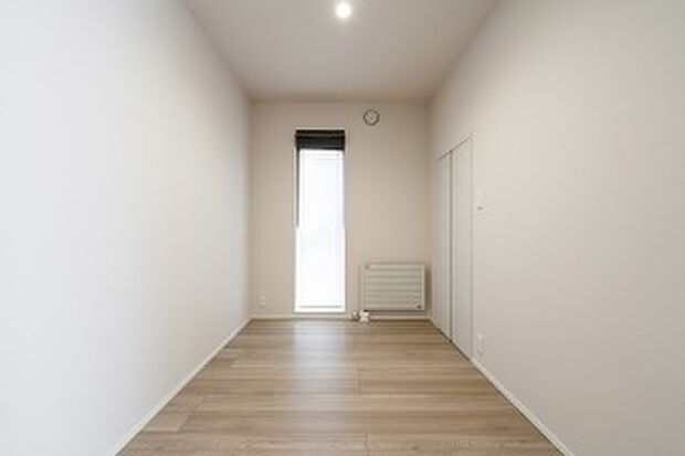 【洋室1】3.7帖の洋室1。お子様のプレイルームや客間としてご使用いただけます（2025年5月撮影）