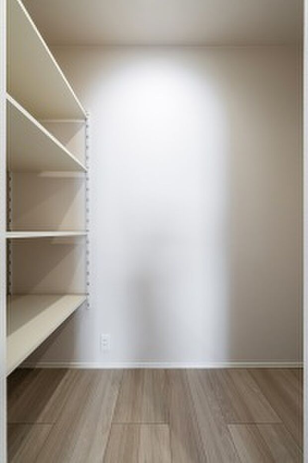 【パントリー】キッチン横のパントリーには冷蔵庫を配置いただけます（2025年5月撮影）