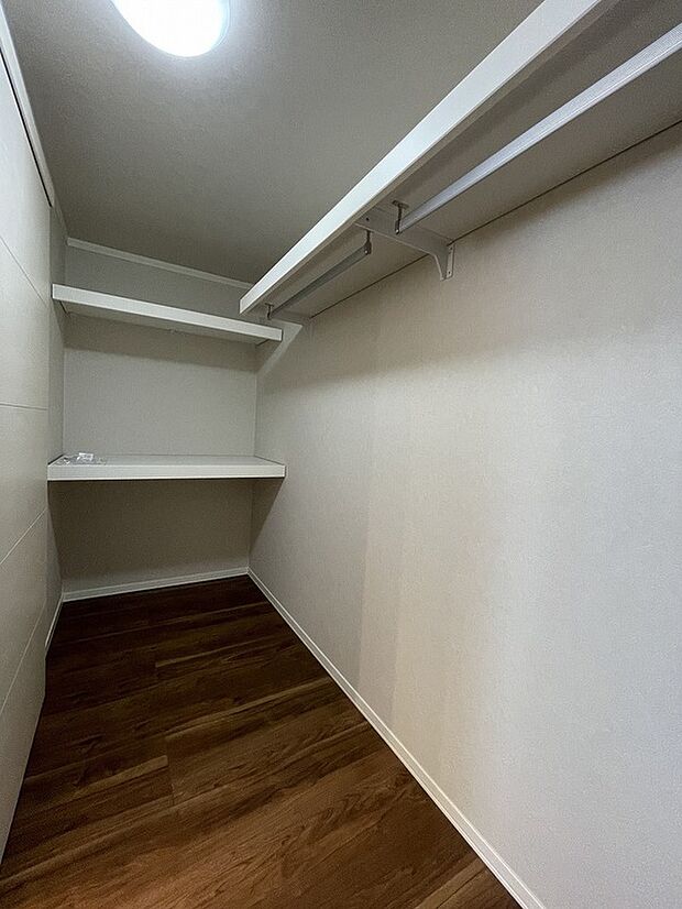 【WIC】主寝室内のWICはハンガーパイプの他、棚もご用意致しました（2023年2月撮影）