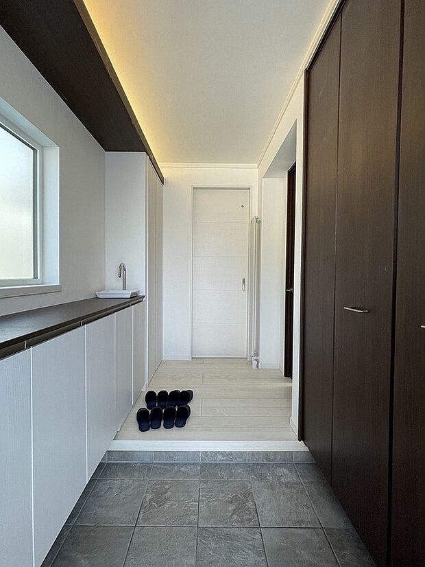 【玄関】玄関は収納量豊富な靴箱の他、シューズクロークもございます（2023年2月撮影）