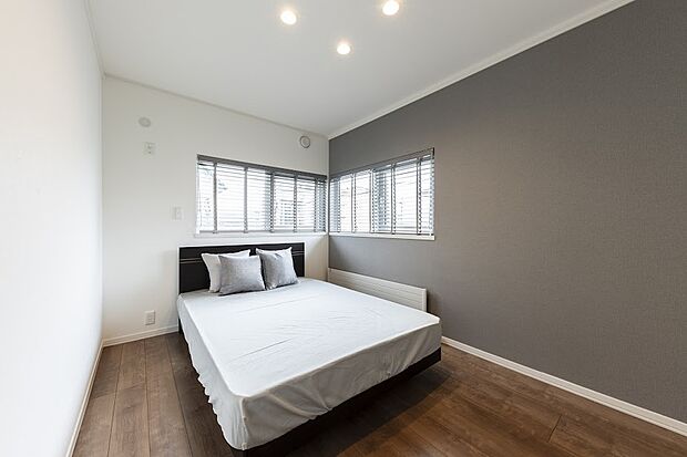 【【Ｉ】主寝室】ウォールナット色の床を採用し、落ち着いた空間を演出した主寝室（2024年6月撮影）