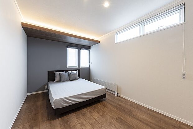 【【II】主寝室】間接照明により落ち着いた空間を演出した主寝室（2024年6月撮影）