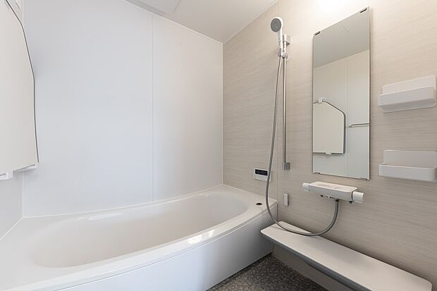 【【Ｉ】バスルーム】ホワイトカラーでコーディネートした清潔感のあるバスルーム（2024年6月撮影）