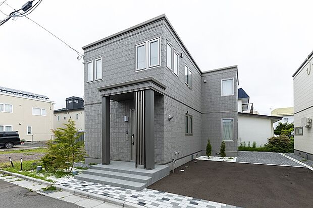 【【II】外観】駐車スペース2台分のアスファルト舗装も完成済みです（2024年6月撮影）