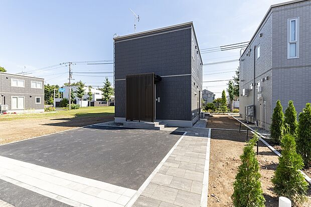 【外観】お車2台分の駐車スペースもご用意しております(2025年9月撮影)