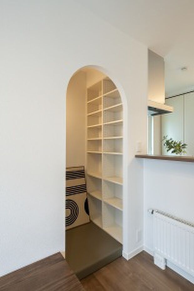 【【NO.5】ヌック】階段下スペースをヌックに。本棚も備え付けております（2025年8月撮影）