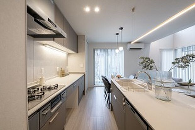 【【No.3】キッチン】ライン状の照明が美しく空間を照らすキッチン（2025年8月撮影）