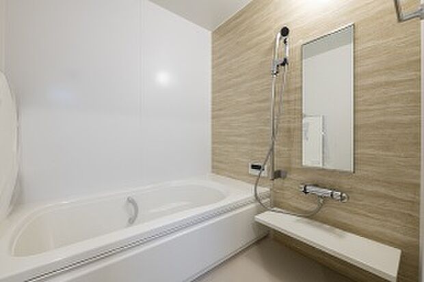 【【No.3】バスルーム】優しい色合いのアクセントパネルを採用したバスルーム（2025年8月撮影）