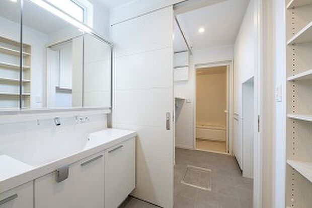 【【No.5】洗面室】ホワイトカラーでコーディネートした洗面室（2025年8月撮影）