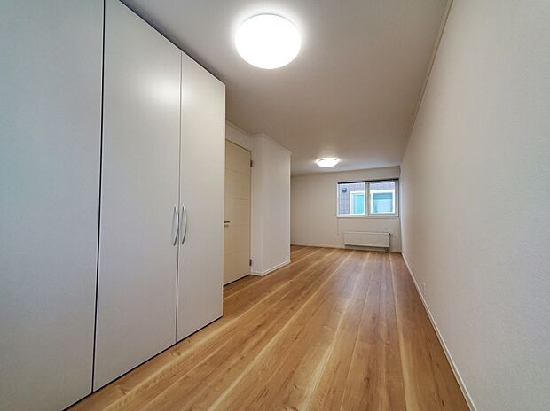 【洋室】可動収納を動かすと部屋を仕切ることができます。家族構成に合わせて間取りを変更!(2024年2月撮影)