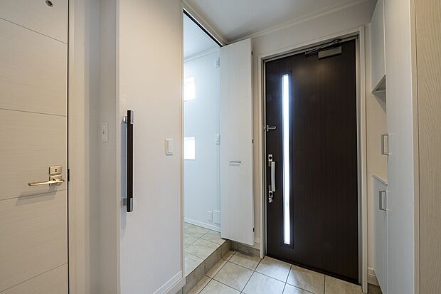 【採光ドアを採用した明るい玄関】収納も豊富ですので玄関をすっきりとさせられます（2022年7月撮影）