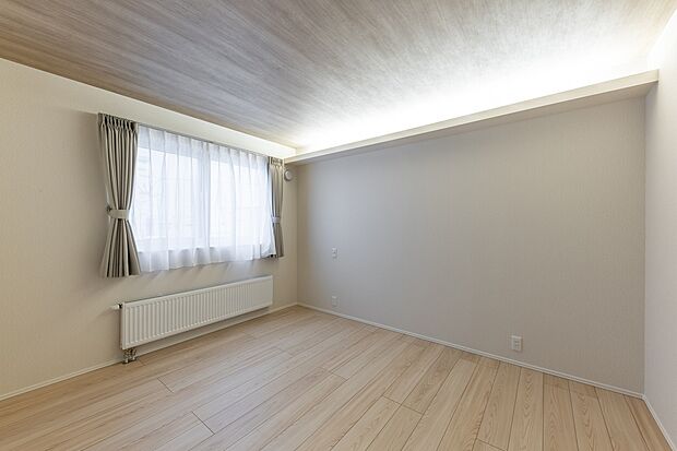 【主寝室】木目がのびやかな主寝室。やさしい色合いで日々の疲れを癒せそうです（2025年11月撮影）