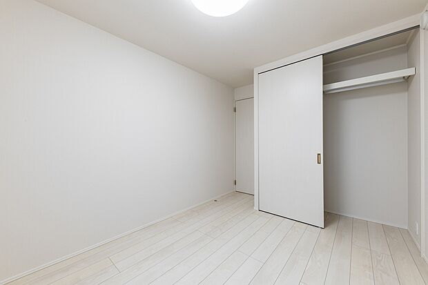 【洋室3】収納・照明・カーテン付きの洋室3。上吊り式の収納扉で、物の出し入れもしやすいです（2025年11月撮影）