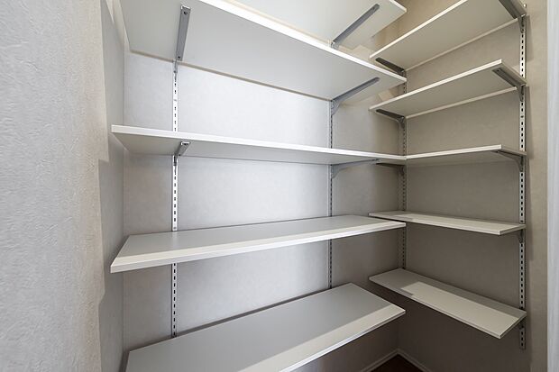 【パントリー】キッチン横に備えたパントリー。買い置きした飲料水や食料品はこちらへ収納◎（2025年5月撮影）