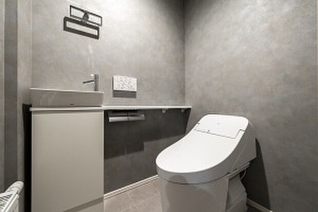 【1階トイレ】手洗い器を別で備えた1階トイレ。お手入れのしやすいクッションフロア採用です（2025年5月撮影）