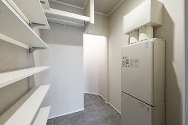 【シューズクローク】玄関にはシューズクロークをご用意。折りたたんだベビーカー等も収納いただける広さです（2025年5月撮影）