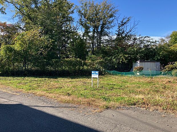 【右から撮影】商業施設が徒歩15分圏内と買い物がしやすい立地(2025年10月撮影))