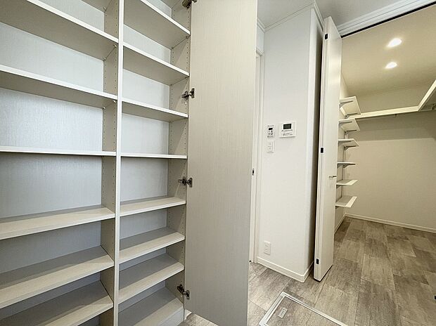 【ファミリークローク】洗面横のファミリークロークは、１Fで完結できるので便利です。（2023年5月撮影）