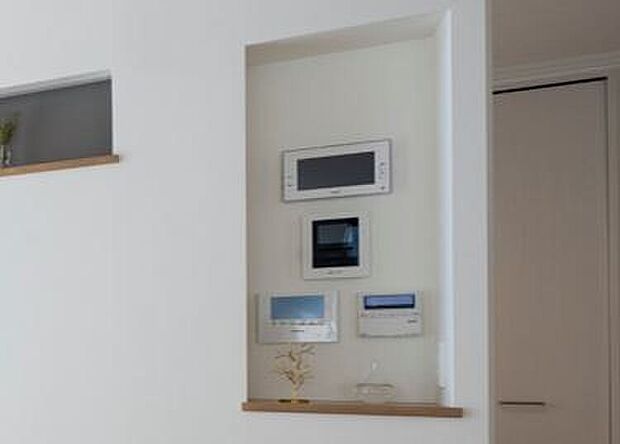 【各種リモコン】リモコン類をリビングの1か所に集約して使いやすくしています(2024年3月撮影)