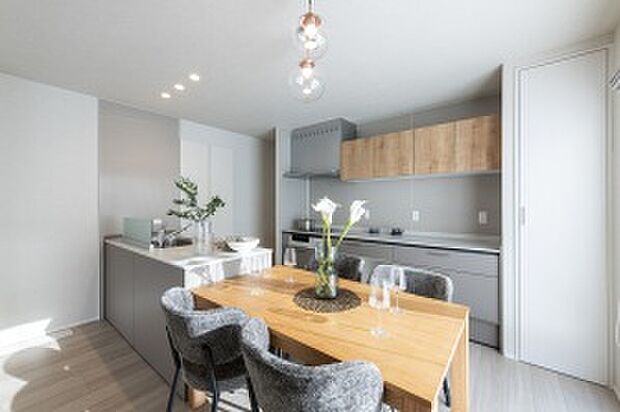 【ダイニングキッチン】グレイッシュカラーにアクセントを加えるオークカラーの温かみのあるダイニング(2025年12月撮影)