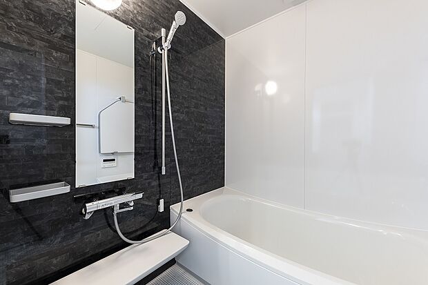 【バスルーム】高級感のあるブラックのパネルを採用したバスルーム（2023年10月撮影）