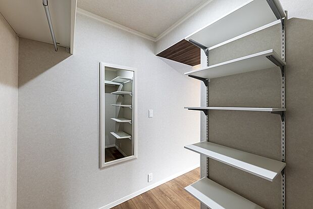 【WIC】姿見付きのWICは、2.1帖の広々スペースです♪（2023年10月撮影）