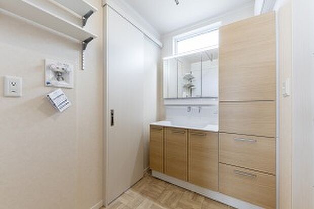 【【No.1】サニタリー】窓もあり明るく清潔感のあるサニタリー。収納と一体型の洗面化粧台をご用意(2023年10月撮影)