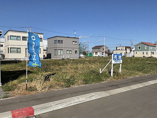 【【区画31】左から撮影】間口が12mあり、お車2台を並列で駐車可能です(2025年10月撮影)