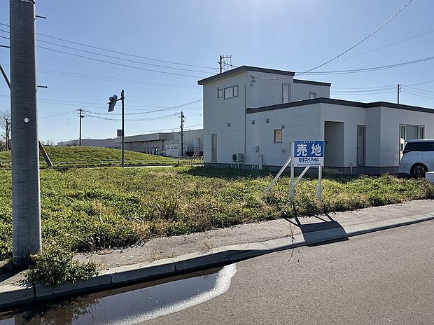【【区画36】左から撮影】プランニングの幅が広がる2面道路です(2025年10月撮影)