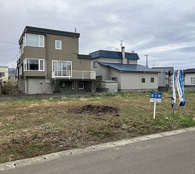 【【区画5】左から撮影】イオン余市店まで徒歩11分の便利な立地（2025年4月撮影）