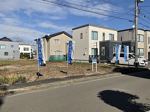 【左から撮影】間口が12m以上あり、お車2台を並列で駐車可能です（2025年10月撮影）