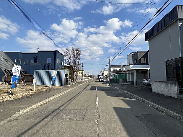 【前面道路（東側）：創成川通まで車で5分】札幌中心部へのアクセスもスムーズです（2023年3月撮影）