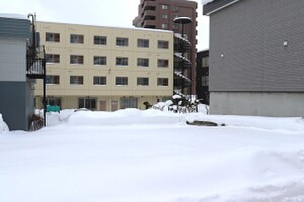 【左から撮影】JR白石駅まで徒歩9分!通勤・通学に便利な立地(2026年1月撮影)